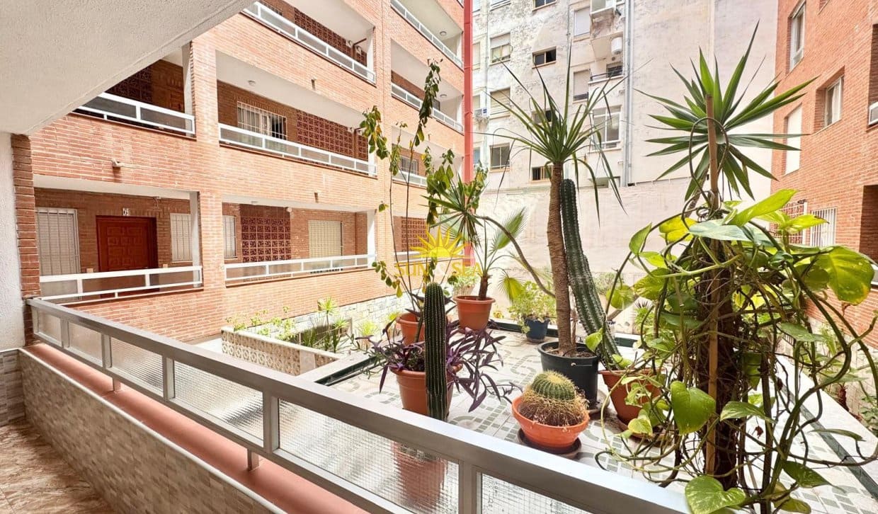 2 soveværelse Lejlighed til leje i Torrevieja med garage - € 800 (Ref: 9978032)