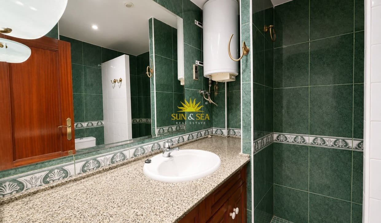 Apartamento de 1 habitación en Torrevieja en alquiler con piscina - 650 € (Ref: 9981235)