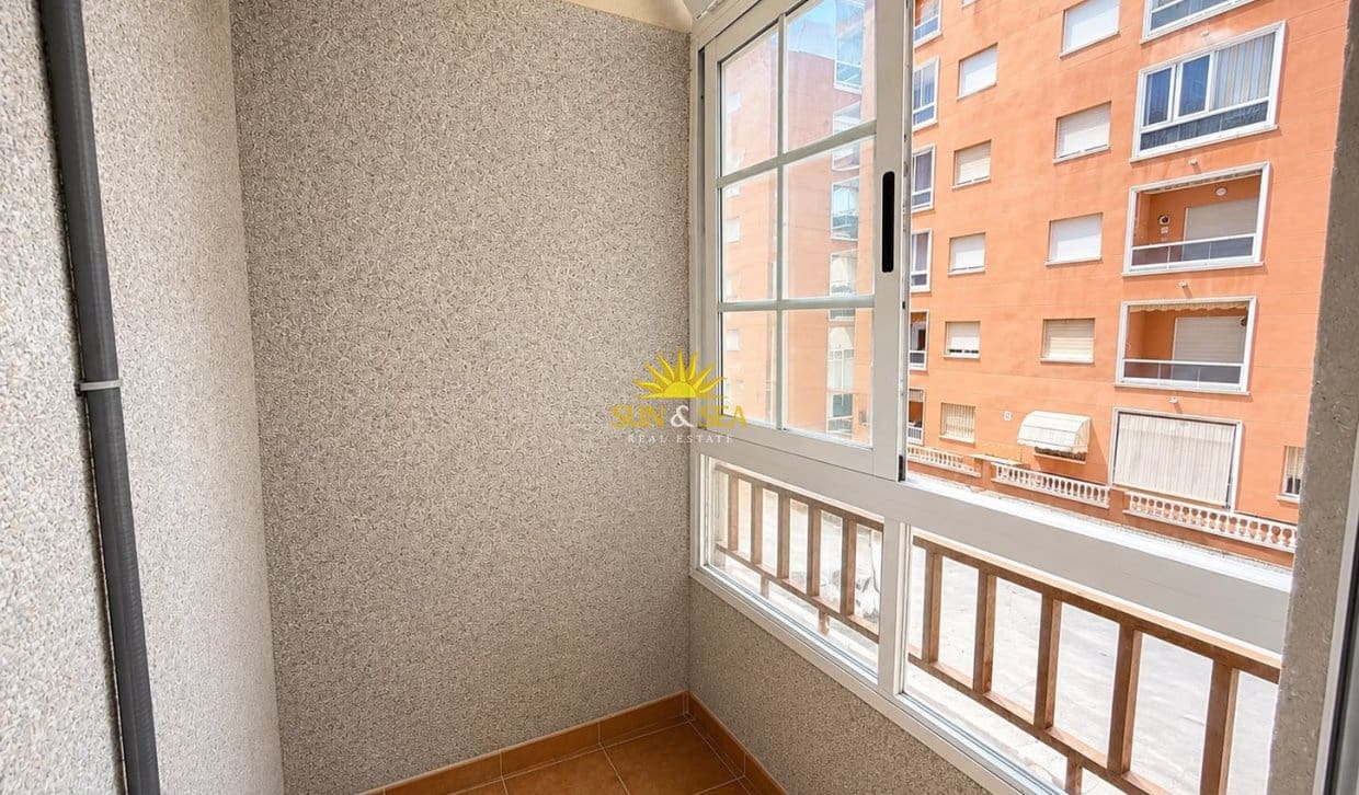 Apartamento de 1 habitación en Torrevieja en alquiler con piscina - 650 € (Ref: 9981235)