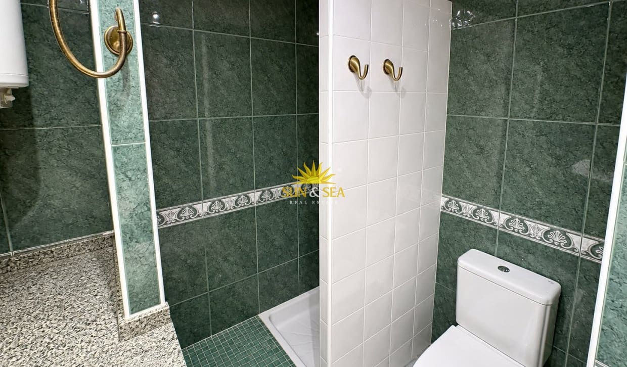 Apartamento de 1 habitación en Torrevieja en alquiler con piscina - 650 € (Ref: 9981235)