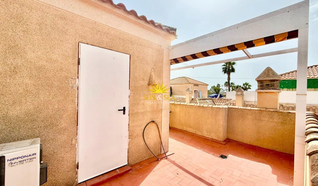 3 sovrum Hus att hyra i Torrevieja med pool - 1 000 € (Ref: 9981236)