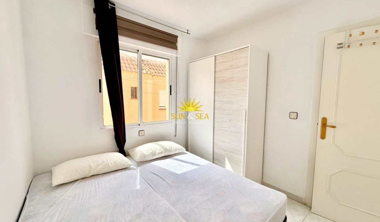 3 sovrum Hus att hyra i Torrevieja med pool - 1 000 € (Ref: 9981236)