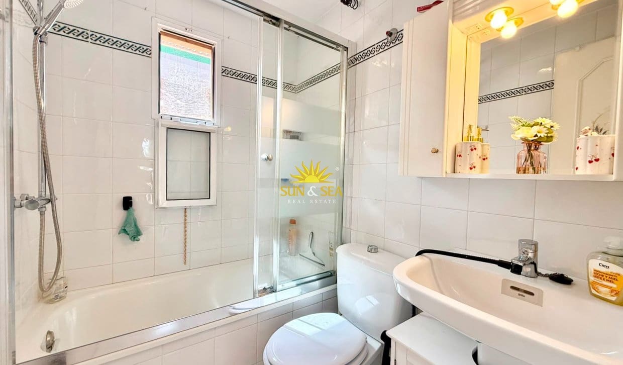 3 sovrum Hus att hyra i Torrevieja med pool - 1 000 € (Ref: 9981236)