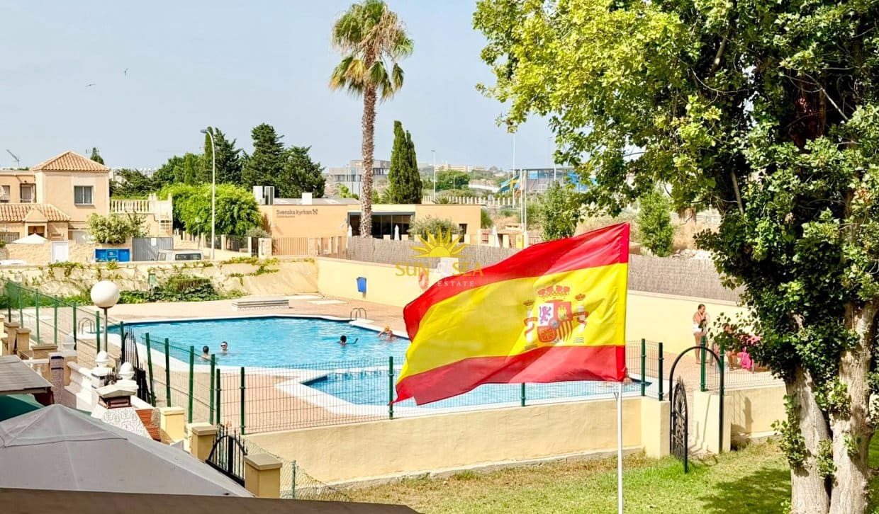 3 sovrum Hus att hyra i Torrevieja med pool - 1 000 € (Ref: 9981236)