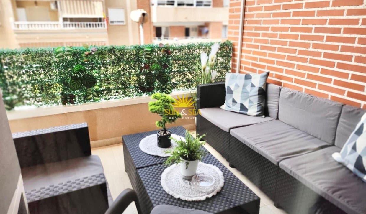 3 camera da letto Appartamento da affittare in Torrevieja con piscina - 1.000 € (Rif: 9981482)