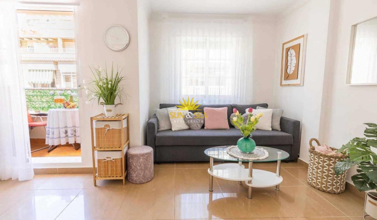 2 quarto Apartamento para arrendar em Torrevieja com piscina - 900 € (Ref: 9983251)