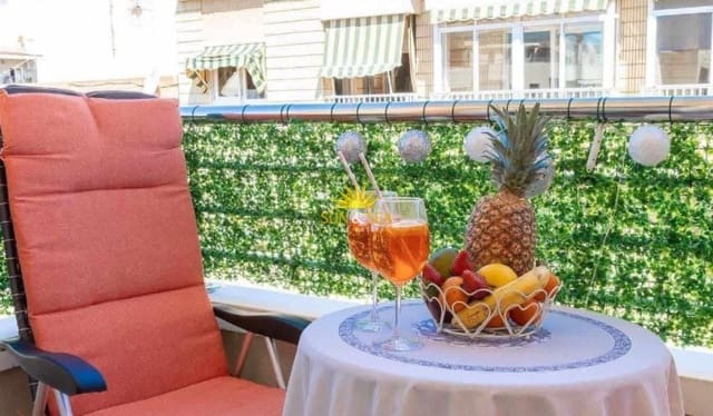 2 soverom Leilighet til leie i Las Piscinas Naturales, Torrevieja med svømmebasseng - € 900 (Ref: 9983251)