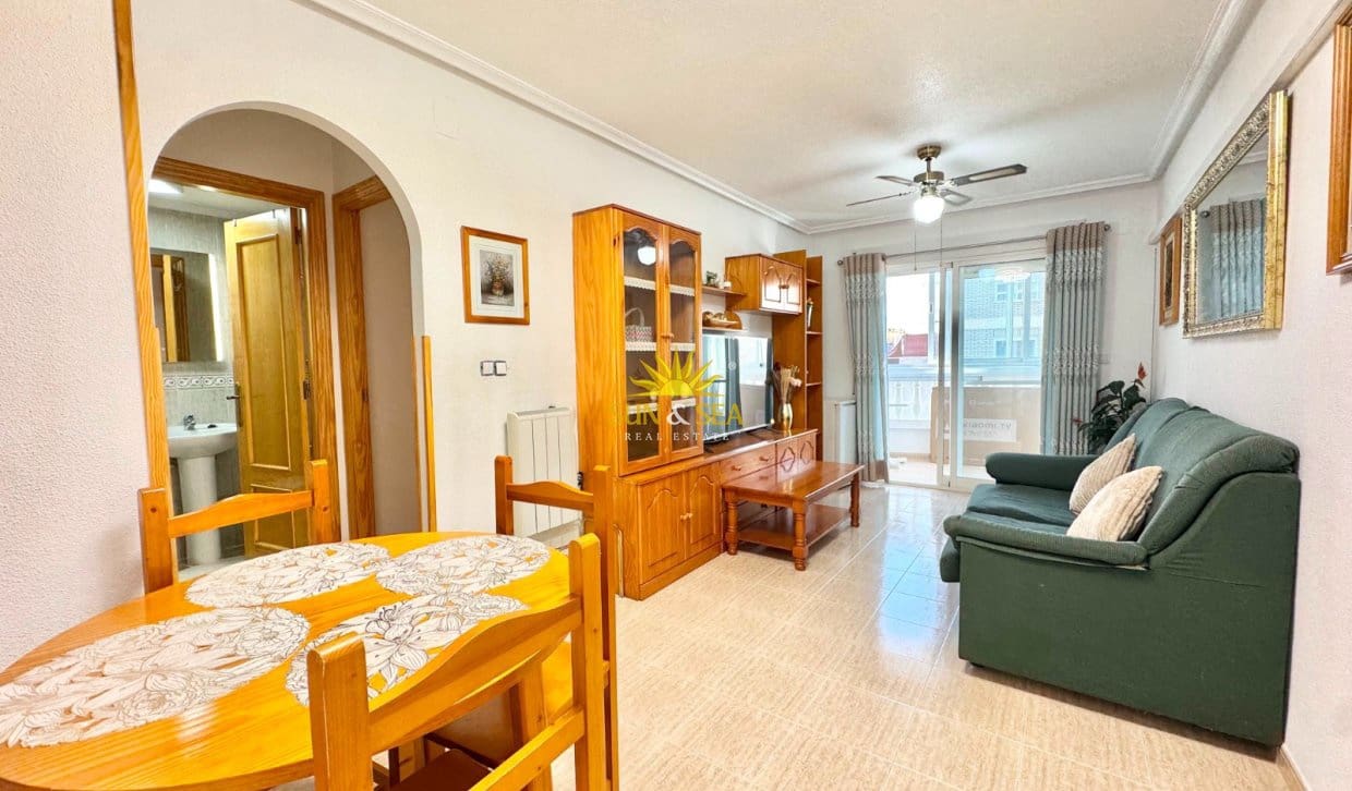 2 soveværelse Lejlighed til leje i Torrevieja med garage - € 750 (Ref: 9987162)