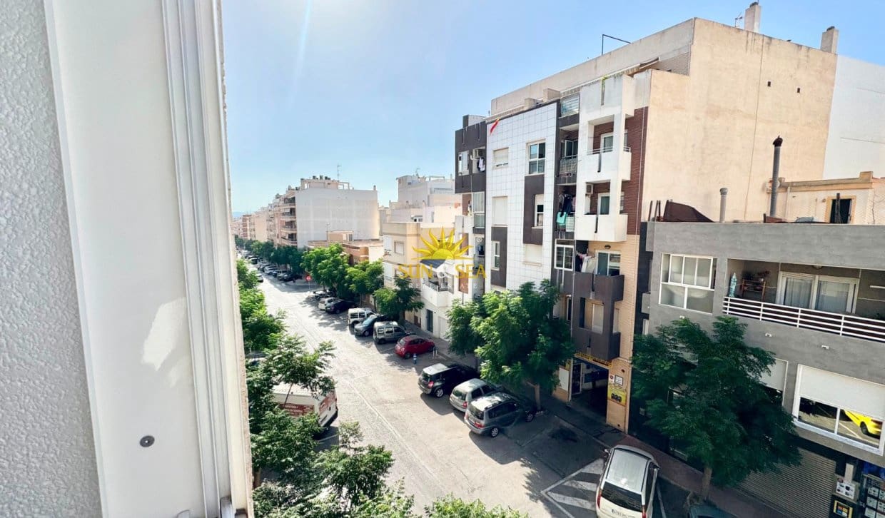 2 soveværelse Lejlighed til leje i Torrevieja med garage - € 750 (Ref: 9987162)