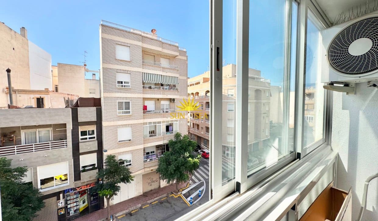 2 soveværelse Lejlighed til leje i Torrevieja med garage - € 750 (Ref: 9987162)