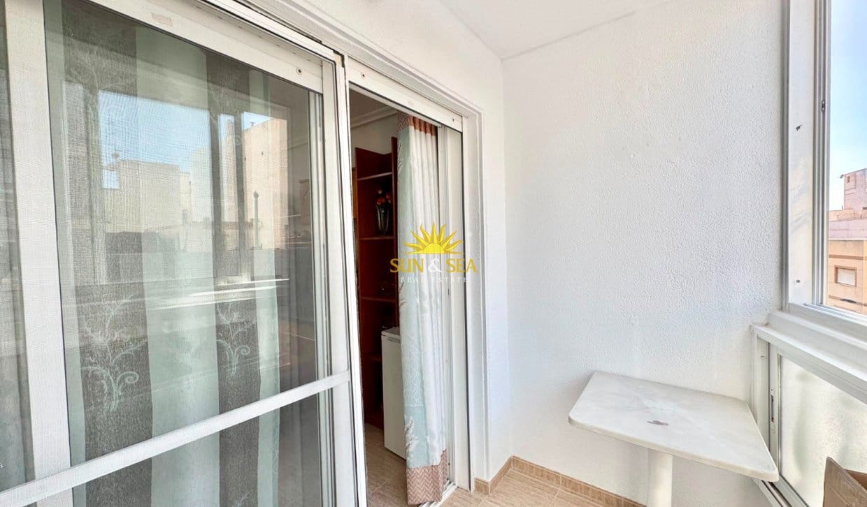 2 soveværelse Lejlighed til leje i Torrevieja med garage - € 750 (Ref: 9987162)