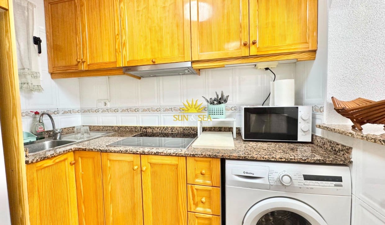 2 soveværelse Lejlighed til leje i Torrevieja med garage - € 750 (Ref: 9987162)