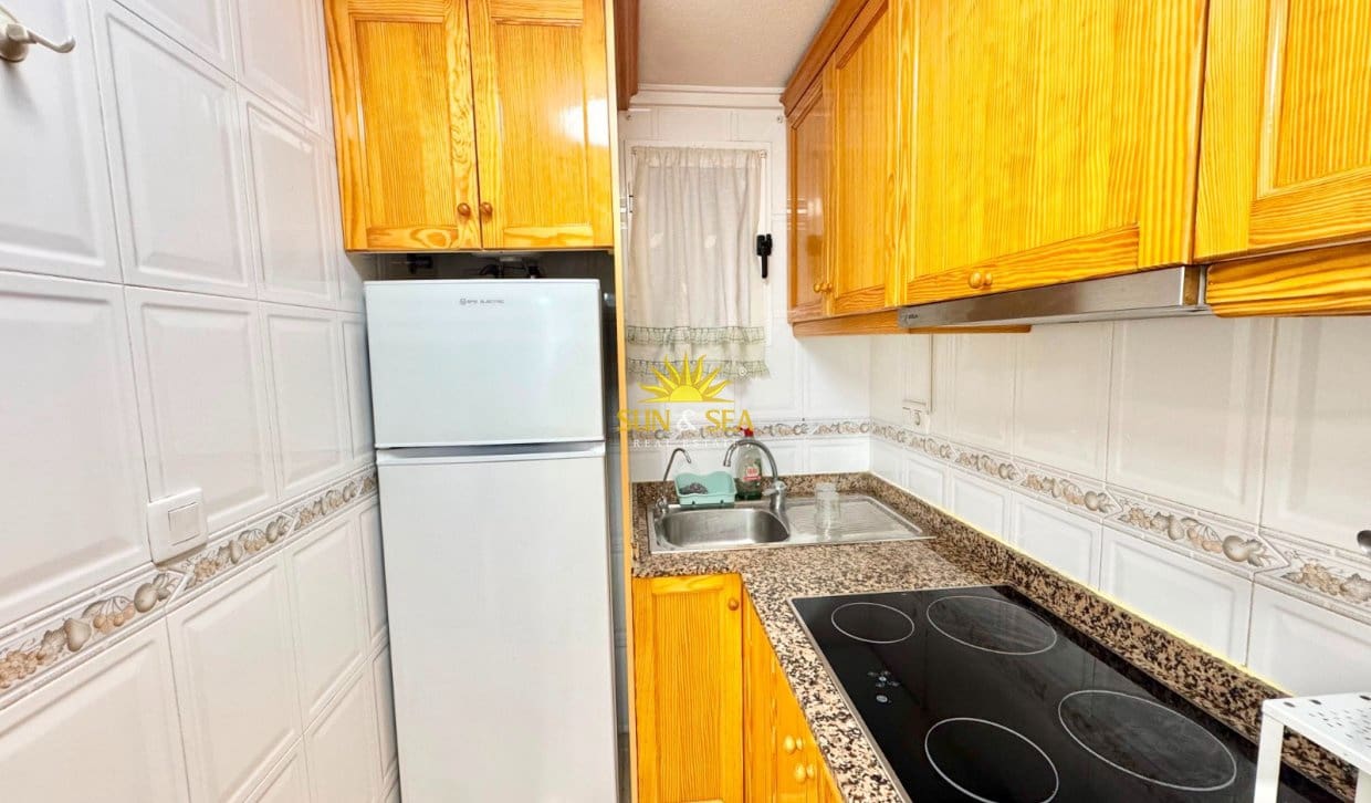 2 soveværelse Lejlighed til leje i Torrevieja med garage - € 750 (Ref: 9987162)