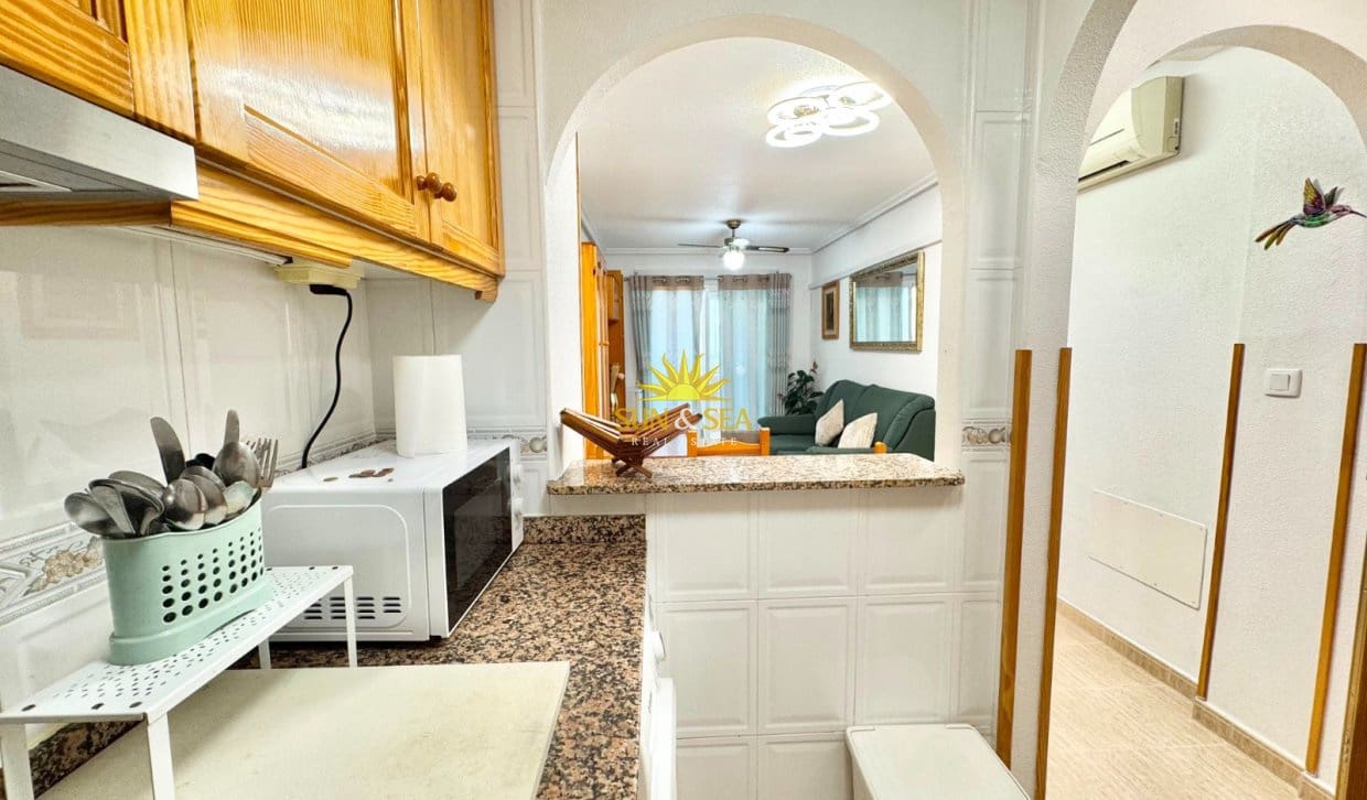 2 soveværelse Lejlighed til leje i Torrevieja med garage - € 750 (Ref: 9987162)