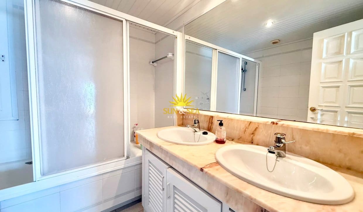 2 slaapkamer Appartement voor vakantieverhuur in La Manga del Mar Menor met garage - € 650 (Ref: 9987340)