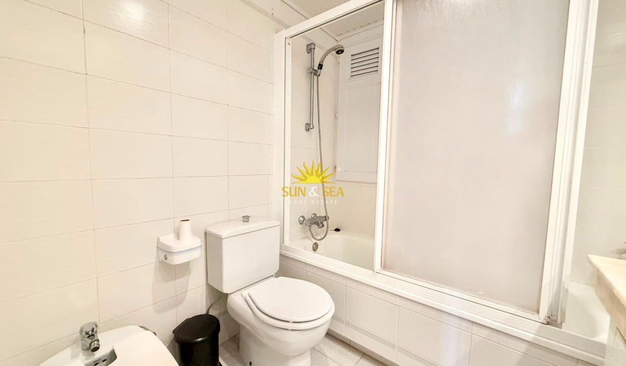 2 slaapkamer Appartement voor vakantieverhuur in La Manga del Mar Menor met garage - € 650 (Ref: 9987340)