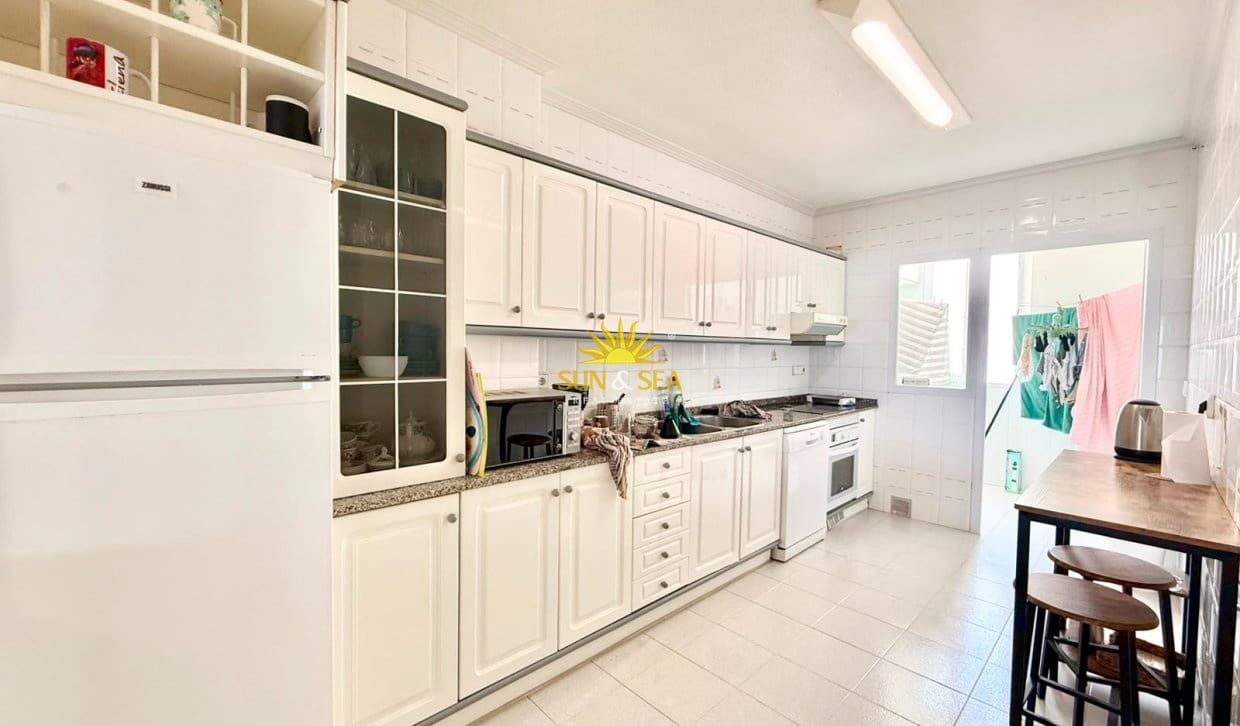 2 slaapkamer Appartement voor vakantieverhuur in La Manga del Mar Menor met garage - € 650 (Ref: 9987340)
