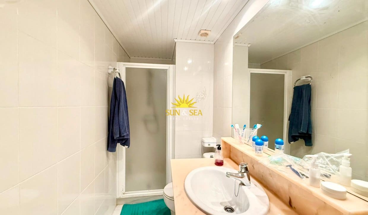 2 slaapkamer Appartement voor vakantieverhuur in La Manga del Mar Menor met garage - € 650 (Ref: 9987340)