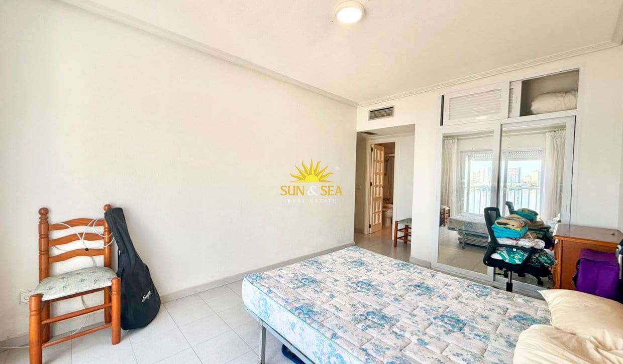 2 slaapkamer Appartement voor vakantieverhuur in La Manga del Mar Menor met garage - € 650 (Ref: 9987340)