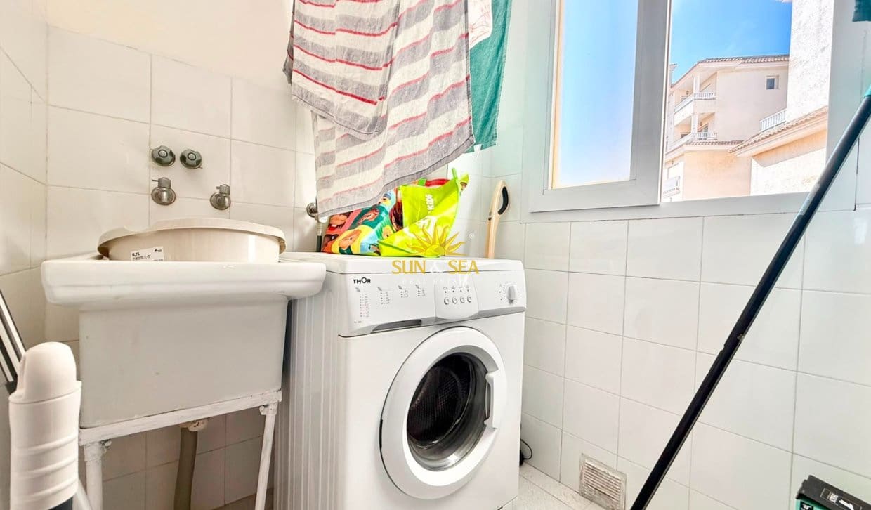 2 slaapkamer Appartement voor vakantieverhuur in La Manga del Mar Menor met garage - € 650 (Ref: 9987340)