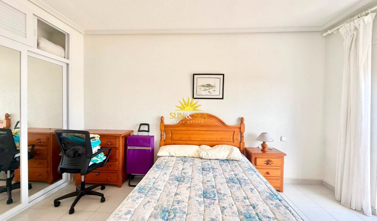 2 slaapkamer Appartement voor vakantieverhuur in La Manga del Mar Menor met garage - € 650 (Ref: 9987340)