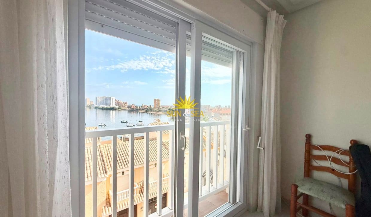 2 slaapkamer Appartement voor vakantieverhuur in La Manga del Mar Menor met garage - € 650 (Ref: 9987340)