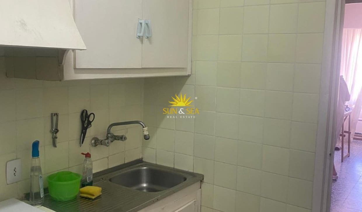 Appartement de 3 chambres à louer à Torrevieja - 900 € (Ref: 9990937)