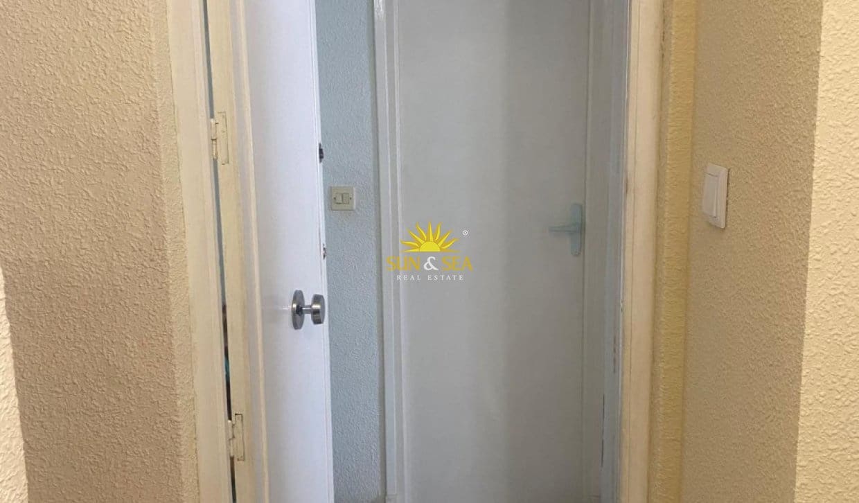 Appartement de 3 chambres à louer à Torrevieja - 900 € (Ref: 9990937)