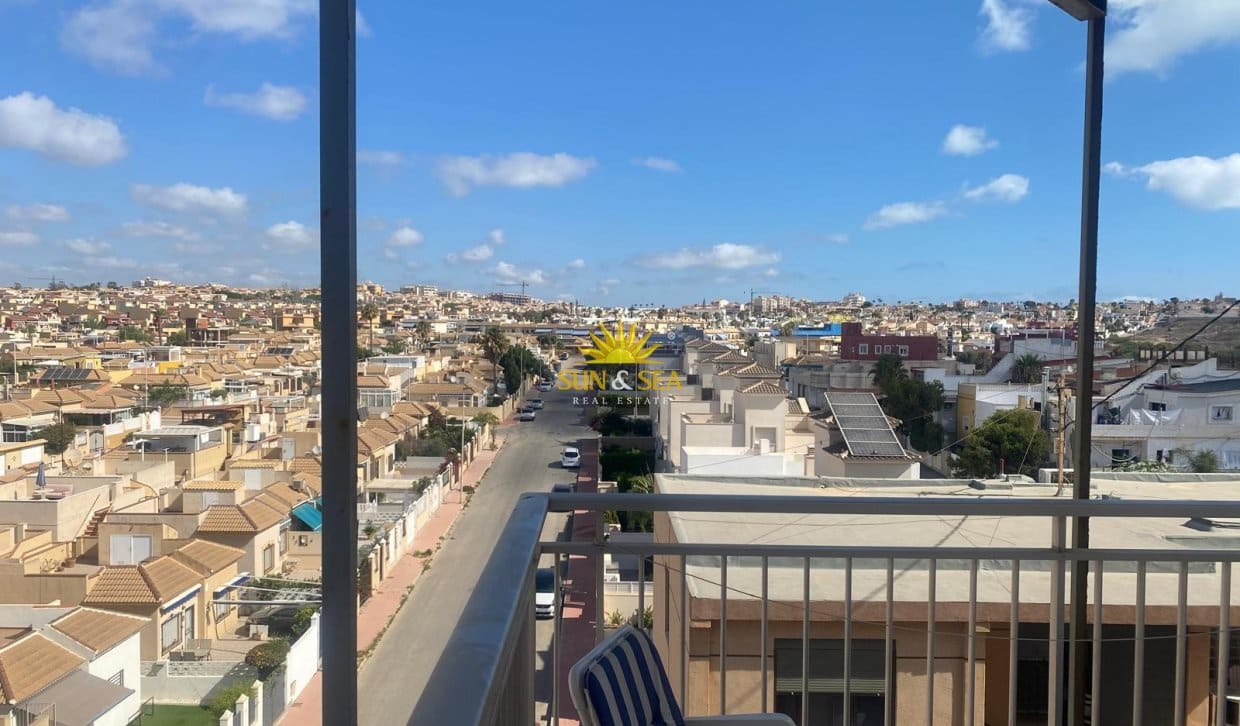 Appartement de 3 chambres à louer à Torrevieja - 900 € (Ref: 9990937)