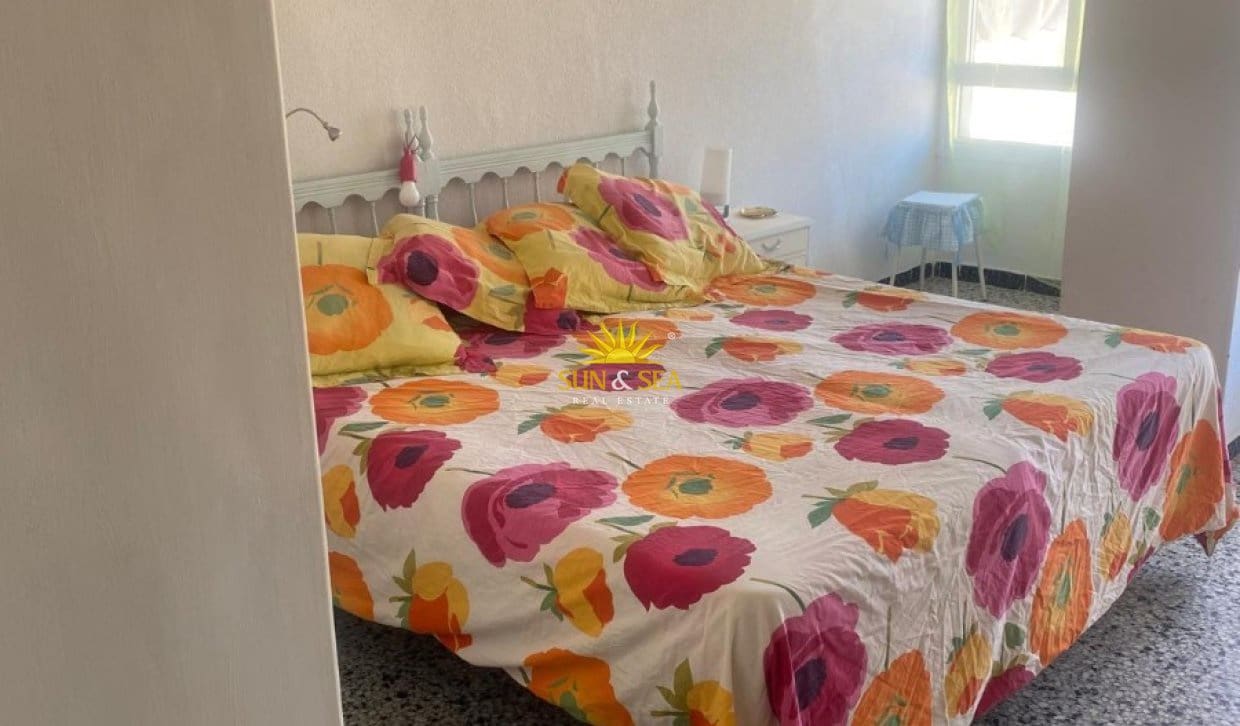 Appartement de 3 chambres à louer à Torrevieja - 900 € (Ref: 9990937)