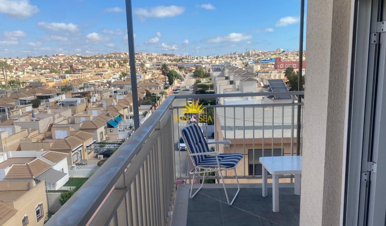 Appartement de 3 chambres à louer à Torrevieja - 900 € (Ref: 9990937)
