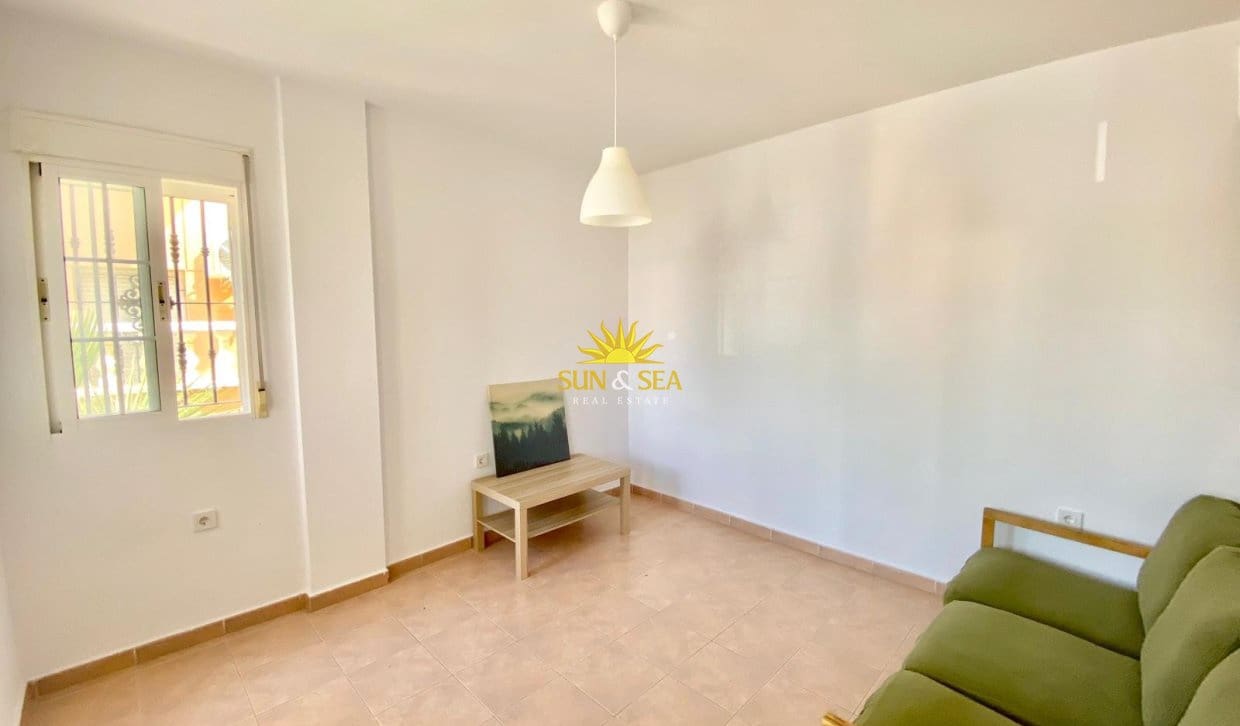 2 soverom Kjedet enebolig til salgs i Torrevieja med svømmebasseng - € 175 000 (Ref: 9993577)
