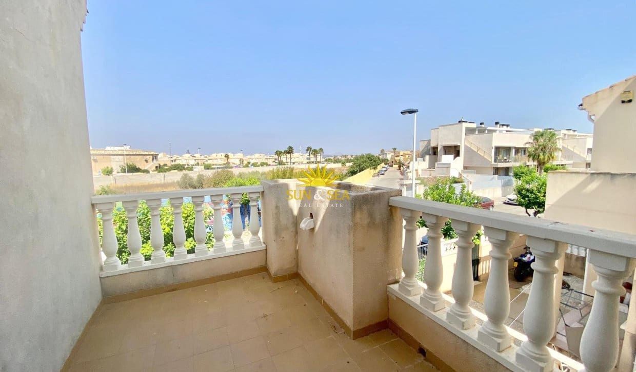 2 soverom Kjedet enebolig til salgs i Torrevieja med svømmebasseng - € 175 000 (Ref: 9993577)