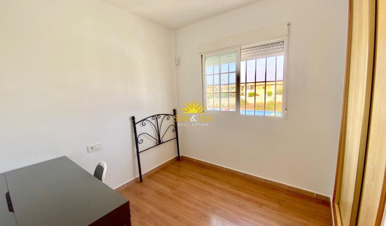 2 soverom Kjedet enebolig til salgs i Torrevieja med svømmebasseng - € 175 000 (Ref: 9993577)