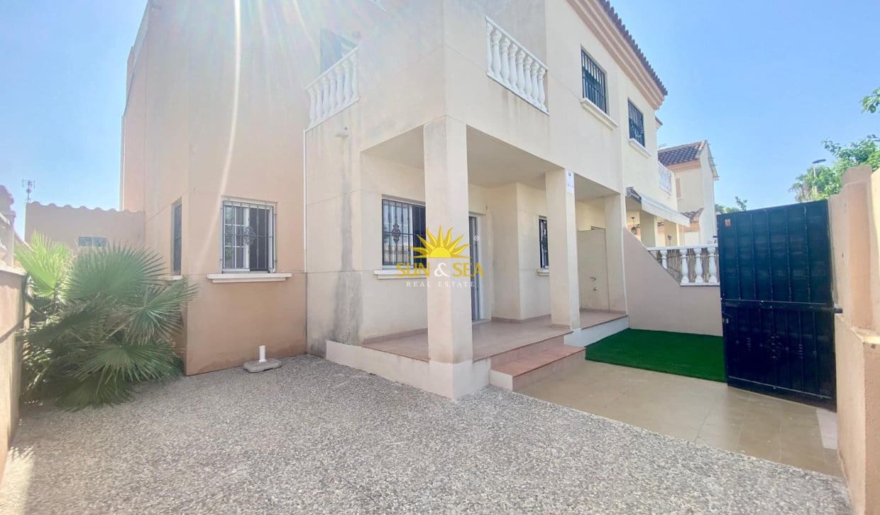 2 soverom Kjedet enebolig til salgs i Torrevieja med svømmebasseng - € 175 000 (Ref: 9993577)
