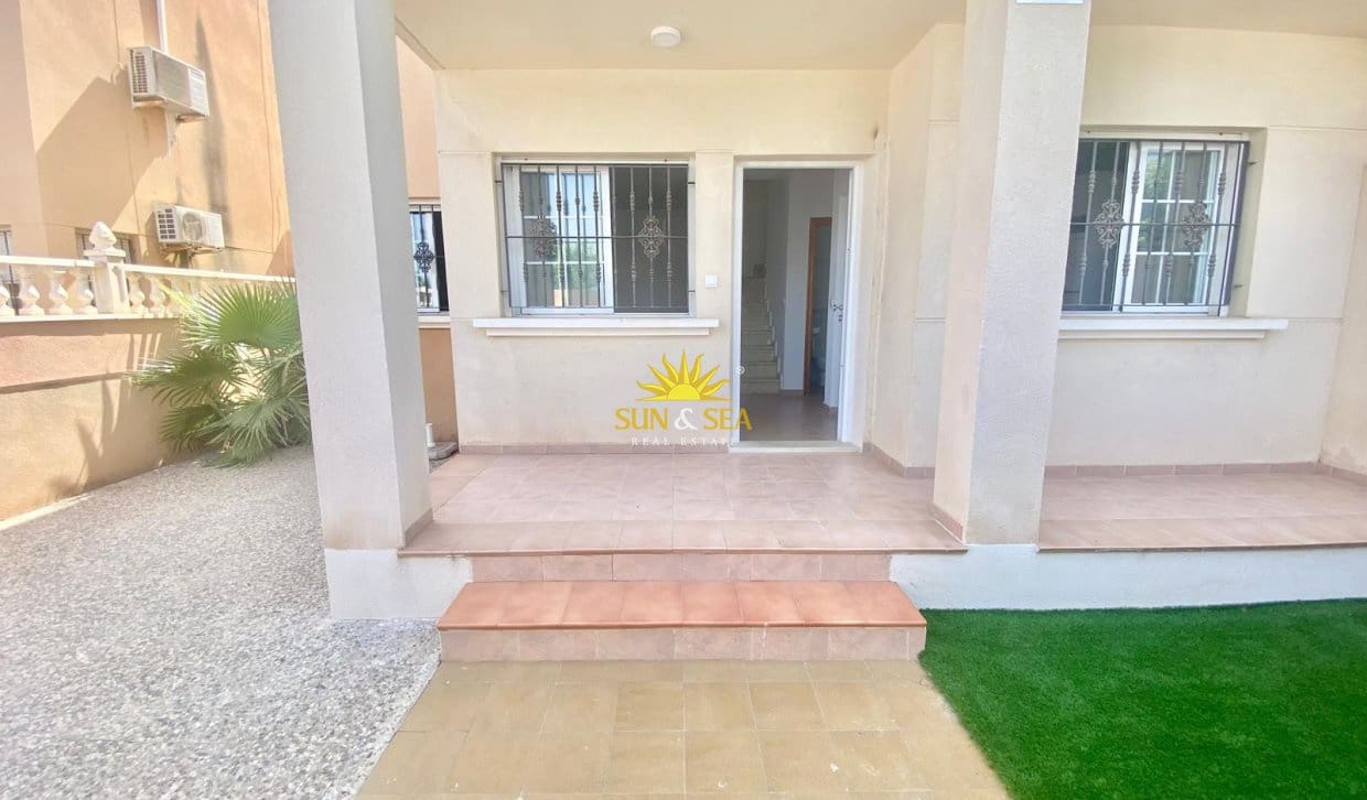2 soverom Kjedet enebolig til salgs i Torrevieja med svømmebasseng - € 175 000 (Ref: 9993577)