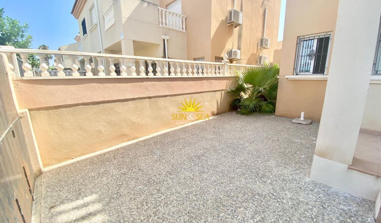 2 soverom Kjedet enebolig til salgs i Torrevieja med svømmebasseng - € 175 000 (Ref: 9993577)