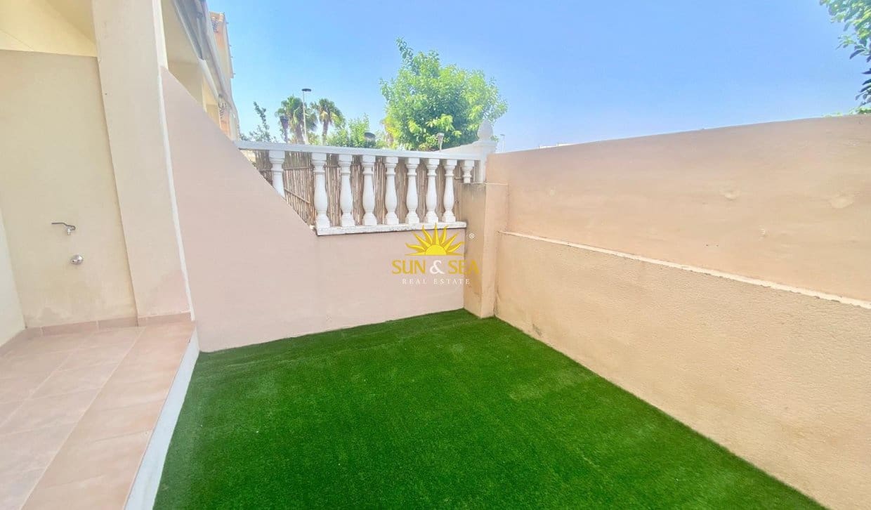 2 soverom Kjedet enebolig til salgs i Torrevieja med svømmebasseng - € 175 000 (Ref: 9993577)
