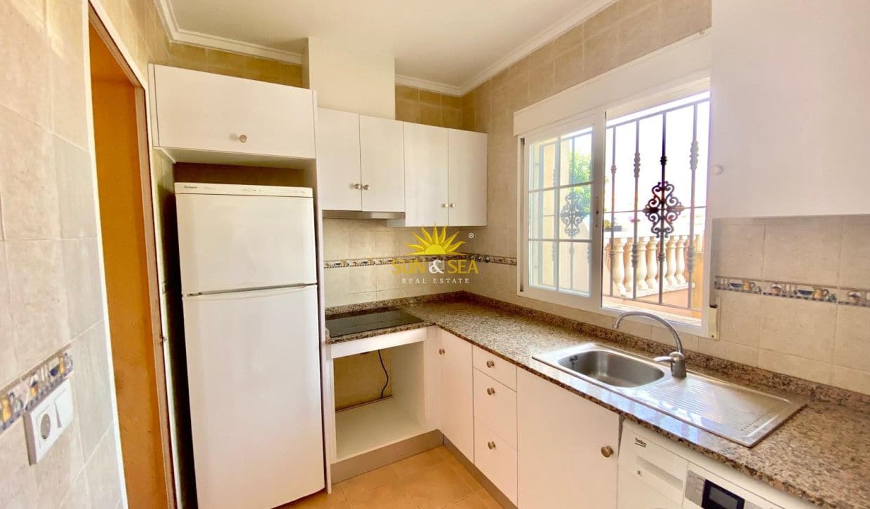 2 soverom Kjedet enebolig til salgs i Torrevieja med svømmebasseng - € 175 000 (Ref: 9993577)