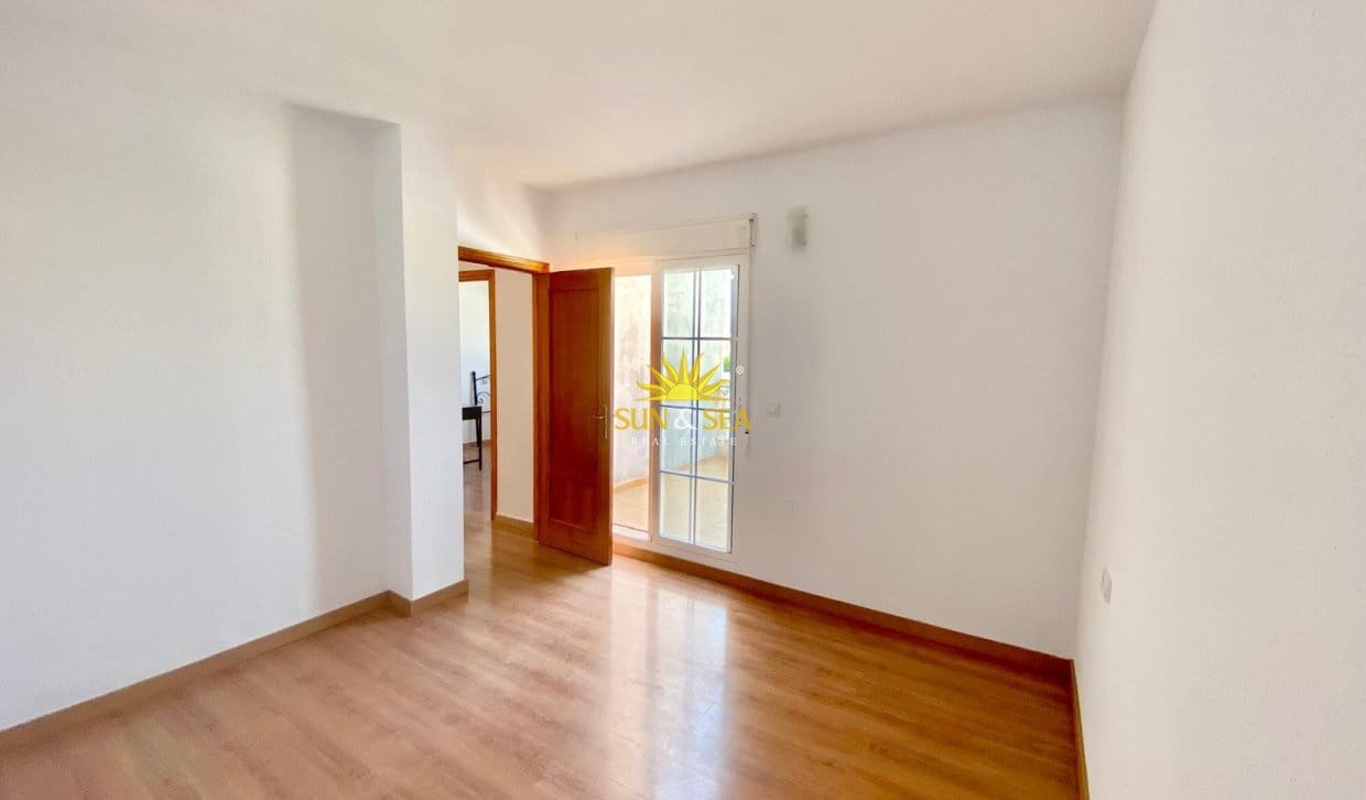 2 soverom Kjedet enebolig til salgs i Torrevieja med svømmebasseng - € 175 000 (Ref: 9993577)