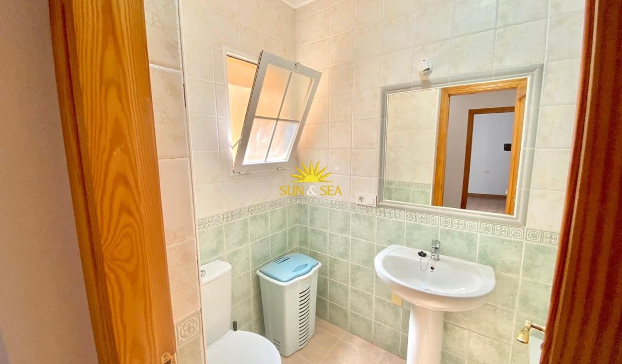 2 soverom Kjedet enebolig til salgs i Torrevieja med svømmebasseng - € 175 000 (Ref: 9993577)