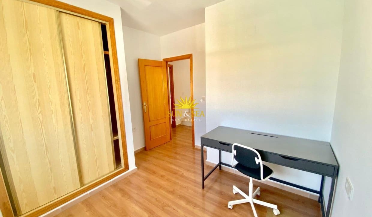 2 soverom Kjedet enebolig til salgs i Torrevieja med svømmebasseng - € 175 000 (Ref: 9993577)