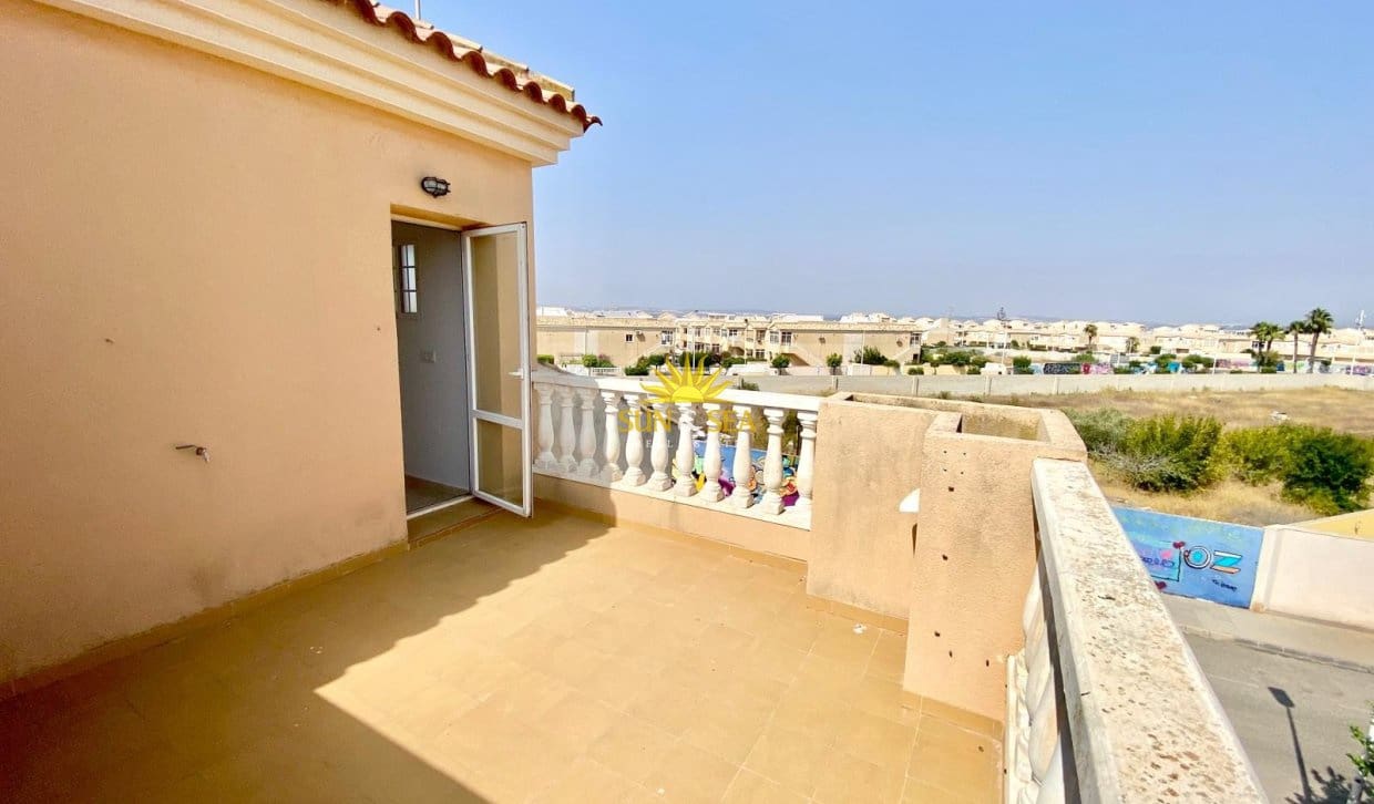 2 soverom Kjedet enebolig til salgs i Torrevieja med svømmebasseng - € 175 000 (Ref: 9993577)