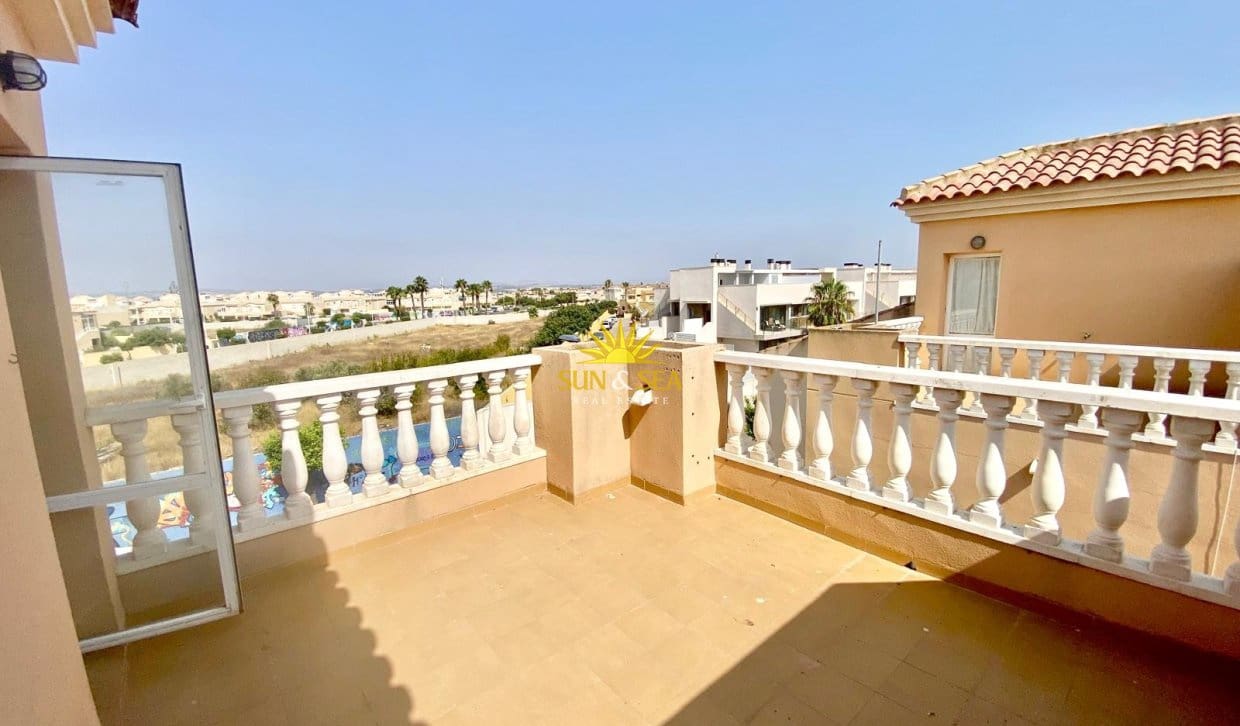 2 soverom Kjedet enebolig til salgs i Torrevieja med svømmebasseng - € 175 000 (Ref: 9993577)