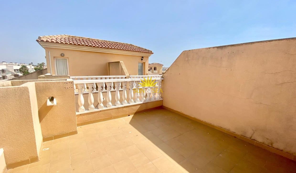 2 soverom Kjedet enebolig til salgs i Torrevieja med svømmebasseng - € 175 000 (Ref: 9993577)
