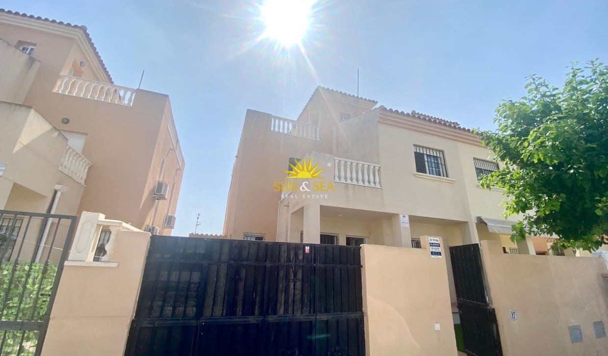 2 soverom Kjedet enebolig til salgs i Torrevieja med svømmebasseng - € 175 000 (Ref: 9993577)