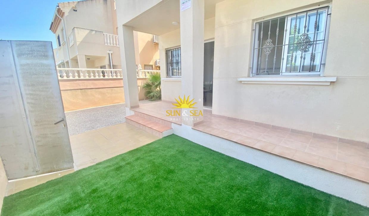 2 soverom Kjedet enebolig til salgs i Torrevieja med svømmebasseng - € 175 000 (Ref: 9993577)