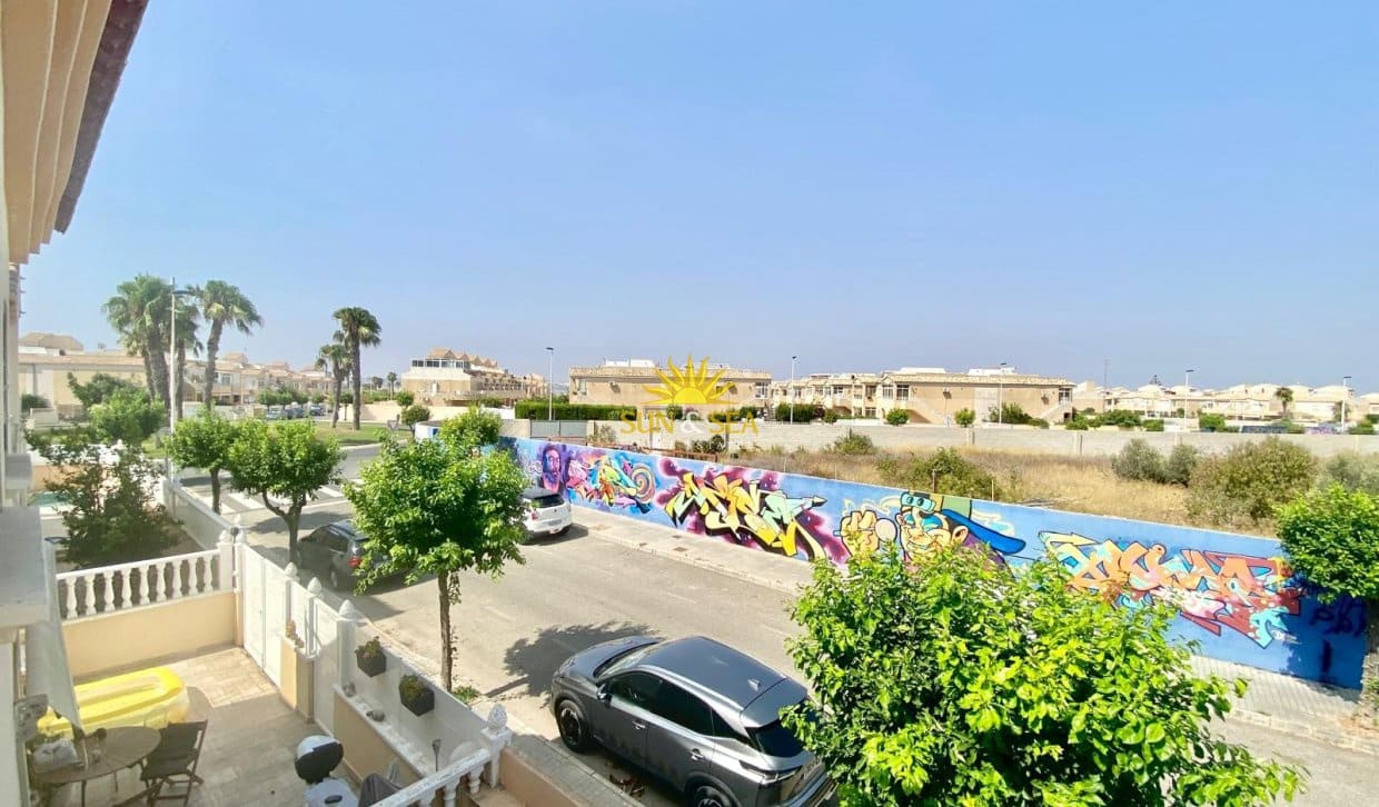 2 soverom Kjedet enebolig til salgs i Torrevieja med svømmebasseng - € 175 000 (Ref: 9993577)