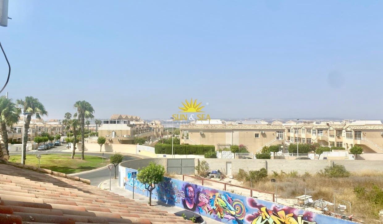 2 soverom Kjedet enebolig til salgs i Torrevieja med svømmebasseng - € 175 000 (Ref: 9993577)