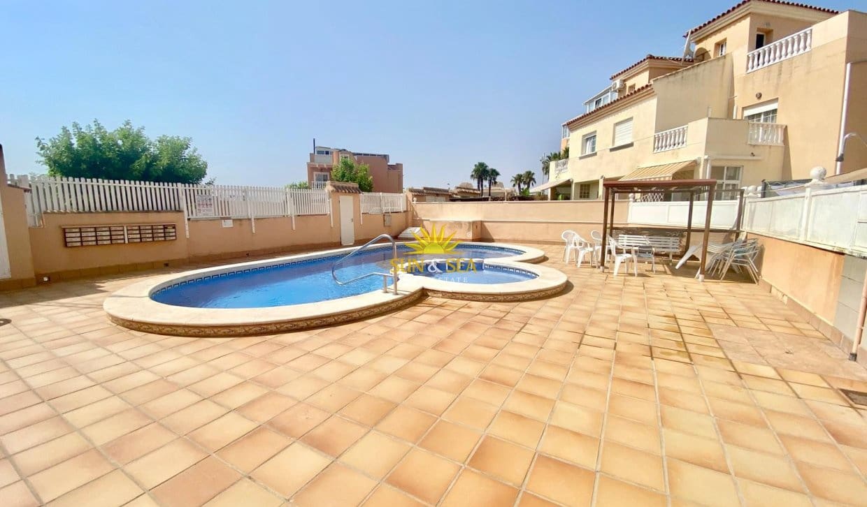 2 soverom Kjedet enebolig til salgs i Torrevieja med svømmebasseng - € 175 000 (Ref: 9993577)